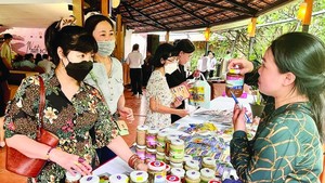 Tourists are buying ‘Mam Nam Bo’ (fish paste of the South) at Van Thanh Tourism Site in Binh Thanh District