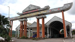 Gate B of Lao Bao Special Economic and Trading Zone has seen degradation. (Photo: SGGP)