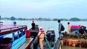 The police caught an illegal sand mining boat red-handed in Can Gio District. (Photo: SGGP)
