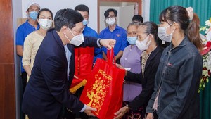 Politburo member Vo Van Thuong, Permanent member of the Party Central Committee's Secretariat (L)  presents Tet gifts to the poor in Quang Ngai Province.