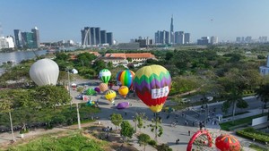 Hot air balloons festival is organized to celebrate the 1st founding anniversary of Thu Duc City.