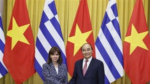 President Nguyen Xuan Phuc (R) and his Greek counterpart Katerina Sakellaropoulou (Photo: VNA)