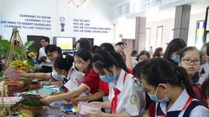 The People’s Committee of HCMC has delegated the municipal Department of Education and Training to build a plan on tuition fee exemption in the academic year 2022-2023