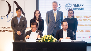Fashion designer Vo Viet Chung (R) and the Vietnam Design Association (VDAS) sign a cooperation agreement on organizing the Fashion Design Voices program.