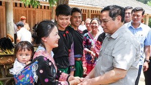 Prime Minister Pham Minh Chinh visits local residents in Van Ho commune, Son La province (Photo: SGGP)