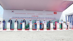 At the groundbreaking ceremony for the sub-project 1A of Nhon Trach Bridge construction project, the section from Tan Van – Nhon Trach of HCMC’s Ring Road 3