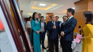 An exhibition featuring more than 60 photos presents diplomatic activities between ROK and Vietnam and Quang Ngai.