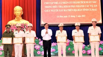 Ông Huỳnh Quốc Việt (thứ 4, từ trái sang) tặng bằng khen cho các cá nhân có thành tích điều tra khám phá nhanh các vụ trọng án