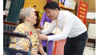 Bí thư Quận ủy quận Phú Nhuận Phạm Hồng Sơn Trao Huy hiệu 75 năm tuổi Đảng cho đảng viên Trần Thị Tam