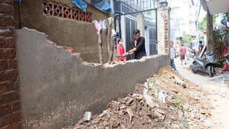 Người dân hẻm 694 đường Nguyễn Kiệm tình nguyện hiến thêm đất để mở rộng hẻm