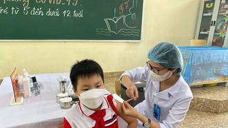 Nhân viên y tế tiêm vaccine cho trẻ từ 5 đến dưới 12 tuổi