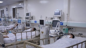 Bệnh nhân ngộ độc rượu đang được lọc máu tại Bệnh viện Nhân dân Gia Định