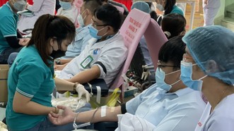 Hơn 140 cán bộ, nhân viên y tế Bệnh viện Nguyễn Tri Phương tham gia hiến máu cứu người