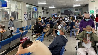 Người dân chờ khám chữa bệnh tại Bệnh viện Chợ Rẫy sáng 30-9