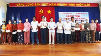 Đại tá Trần Hồng Quế, Chủ nhiệm Chính trị Bộ Tư lệnh Vùng Cảnh sát biển 2 trao quà hỗ trợ cho các hộ gia đình bị thiệt hại do bão số 4 tại huyện đảo Lý Sơn