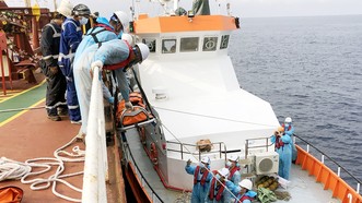 Lực lượng chức năng tiếp cận tàu chở than có hai thuyền viên đang bị nạn khi qua vùng biển Khánh Hòa.