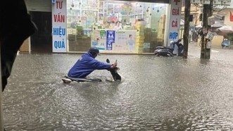 Hà Nội mưa như trút nước, nhiều nơi ngập sâu, xe cộ "chôn chân" trên đường 
