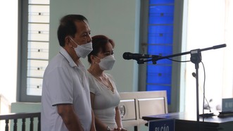 Ông Hồ Ngọc Thạch cùng vợ là Phạm Thị Kim Oanh tại phiên tòa