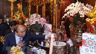 Chủ tịch nước Nguyễn Xuân Phúc dâng hương tưởng nhớ Lãnh đạo Đảng, Nhà nước