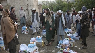 Người dân nhận hàng cứu trợ sau trận động đất tại tỉnh Paktika, Afghanistan, ngày 23-6-2022. Ảnh: THX/TTXVN