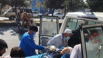 Nhân viên y tế chuyển người bị thương tại hiện trường vụ đánh bom ở khu vực Dasht-e-Barchi, thủ đô Kabul, Afghanistan, ngày 30-9. Ảnh: AFP/TTXVN