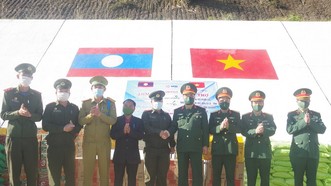 Đoàn công tác Bộ CHQS tỉnh Thừa Thiên Huế chụp ảnh lưu niệm với các đơn vị và đại diện cấp ủy, chính quyền nước bạn Lào.