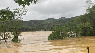 Nước sông Ngàn Sâu làm ngập cầu tràn gây chia cắt bản Rào Tre ở xã Hương Liên, huyện Hương Khê, Hà Tĩnh