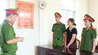 Cơ quan Công an tỉnh Hà Tĩnh công bố các quyết định khởi tố bị can và lệnh bắt tạm giam đối với Phạm Thị Oanh. Ảnh: Công an Hà Tĩnh