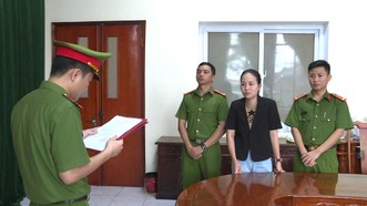 Cơ quan Cảnh sát điều tra Công an tỉnh Hà Tĩnh đọc quyết định khởi tố bị can đối với Võ Thị Phương Thúy