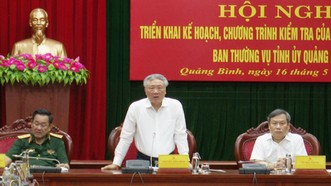 Ông Nguyễn Hòa Bình (giữa) dự công bố quyết định kiểm tra về phòng chống tham nhũng, tiêu cực tại Quảng Bình. Ảnh: TTXVN