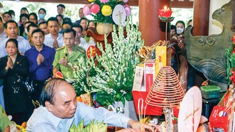 Chủ tịch nước Nguyễn Xuân Phúc dâng hương tưởng niệm Chủ tịch Hồ Chí Minh