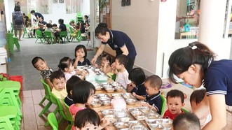 Buổi cơm trưa của các em nhỏ tại Trường Mầm non tư thục Học viện Thiên Thần quận 7. Ảnh: HOÀNG HÙNG