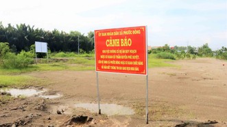 Chính quyền địa phương cắm bảng cảnh báo các dự án bất động sản "ma" ở xã Phước Đông, huyện Cần Đước