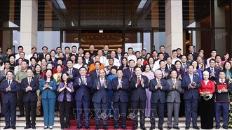 Chủ tịch nước Nguyễn Xuân Phúc, Thủ tướng Phạm Minh Chính, Chủ tịch Quốc hội Vương Đình Huệ với các đại biểu. Ảnh: TTXVN