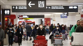 Hành khách tại sân bay Pearson ở Toronto, Canada. Ảnh: AFP/TTXVN