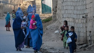 Phụ nữ trên đường phố tại Ghazni, Afghanistan. Ảnh: AFP/TTXVN