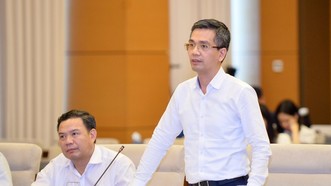 Thứ trưởng Bộ Tài chính Võ Thành Hưng báo cáo tại phiên họp. Ảnh: VIẾT CHUNG