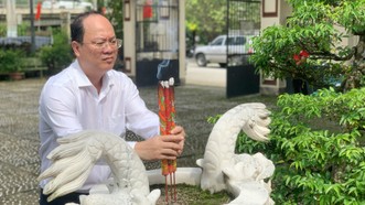 Phó Bí thư Thành ủy TPHCM Nguyễn Hồ Hải dâng hương tại Đài tưởng niệm Liệt sĩ Cầu Xáng. Ảnh: CHÍ THẠCH 