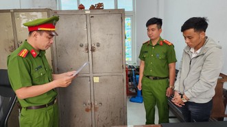 Cơ quan công an tống đạt quyết định khởi tố bị can, bắt tạm giam Huỳnh Bùi Hậu Anh