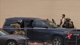 Cảnh sát được triển khai tại hiện trường vụ bắt cóc con tin ở giáo đường tại Colleyville, Texas, Mỹ, ngày 15-1-2022. Ảnh: AFP/TTXVN
