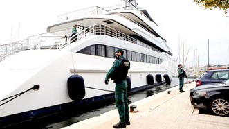 Lực lượng an ninh Tây Ban Nha canh giữ chiếc du thuyền Tango của một nhà tài phiệt Nga neo đậu tại Mallorca