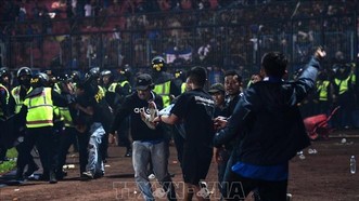 Chuyển nạn nhân bị thương trong vụ giẫm đạp tại sân vận động Kanjuruhan ở Malang, Đông Java, Indonesia, tối 1-10-2022. Ảnh: AFP/TTXVN