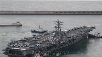 Tàu sân bay USS Ronald Reagan của Mỹ rời căn cứ ở Busan (Hàn Quốc) để tham gia cuộc tập trận hải quân kết hợp Hàn-Mỹ ngày 26-9-2022. Ảnh: YONHAP/TTXVN