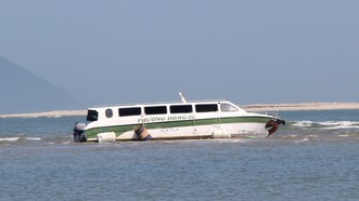 Chiếc ca nô bị chìm trên biển Cửa Đại (TP Hội An) khiến 17 người tử vong vào cuối tháng 2 vừa qua. Ảnh: NGUYỄN CƯỜNG