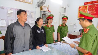 Cơ quan CSĐT Công an tỉnh thi hành lệnh bắt bị can để tạm giam đối với 2 đối tượng Hoàng, Nguyên
