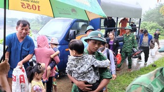 Quảng Trị: Hàng trăm người dân trên đảo Cồn Cỏ xuống hầm trú bão 