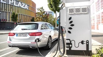 Sạc điện cho ô tô tại một trạm ở châu Âu