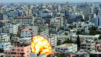 Cột lửa bốc lên tại Dải Gaza sau đợt không kích  của Israel ngày 6-8. Ảnh: Reuters