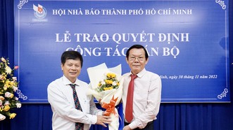 Nhà báo Trần Trọng Dũng trao hoa và quyết định cho nhà báo Nguyễn Tấn Phong. Ảnh: HOÀNG HÙNG 
