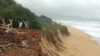 Sơ tán khẩn cấp gần 20 hộ dân do sạt lở bờ biển